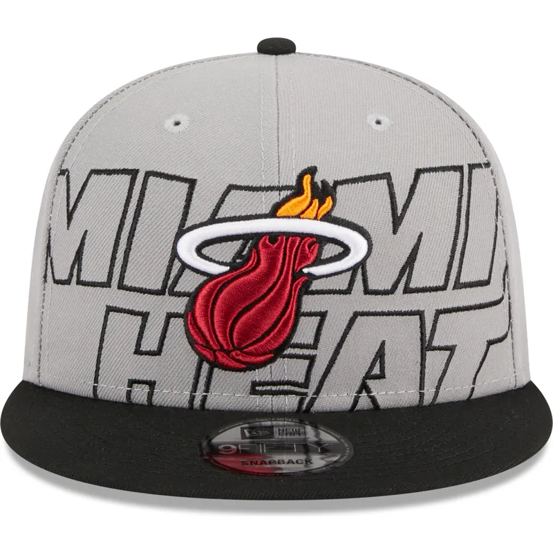 cappelli-piatta-grigio-snapback-9fifty-draft-edition-2023-dei-miami-heat-nba-di-new-era cappelli-piatta-grigio-snapback-9fifty-draft-edition-2023-dei-miami-heat-nba-di-new-era