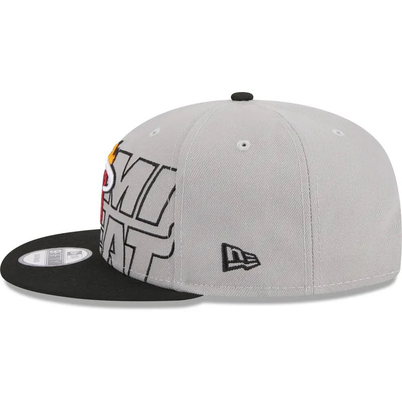 cappelli-piatta-grigio-snapback-9fifty-draft-edition-2023-dei-miami-heat-nba-di-new-era cappelli-piatta-grigio-snapback-9fifty-draft-edition-2023-dei-miami-heat-nba-di-new-era