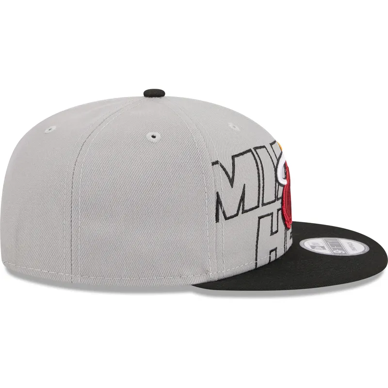 cappelli-piatta-grigio-snapback-9fifty-draft-edition-2023-dei-miami-heat-nba-di-new-era cappelli-piatta-grigio-snapback-9fifty-draft-edition-2023-dei-miami-heat-nba-di-new-era