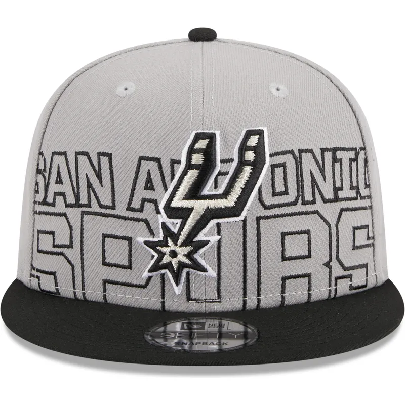 cappelli-piatta-grigio-snapback-9fifty-draft-edition-2023-dei-san-antonio-spurs-nba-di-new-era cappelli-piatta-grigio-snapback-9fifty-draft-edition-2023-dei-san-antonio-spurs-nba-di-new-era