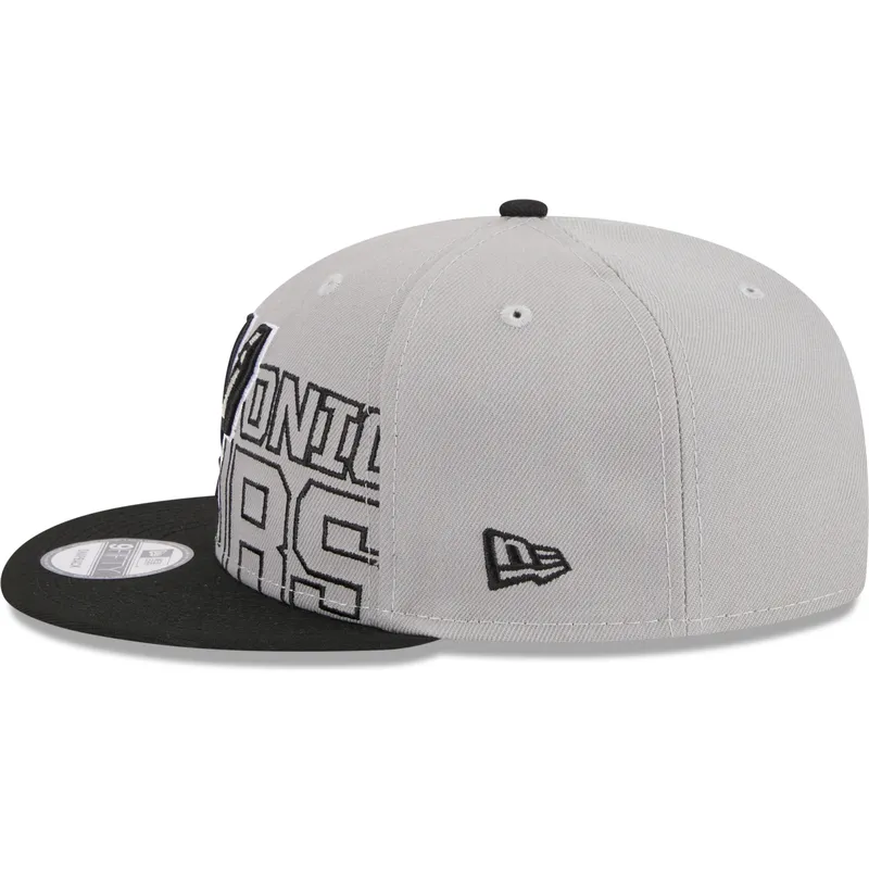 cappelli-piatta-grigio-snapback-9fifty-draft-edition-2023-dei-san-antonio-spurs-nba-di-new-era cappelli-piatta-grigio-snapback-9fifty-draft-edition-2023-dei-san-antonio-spurs-nba-di-new-era
