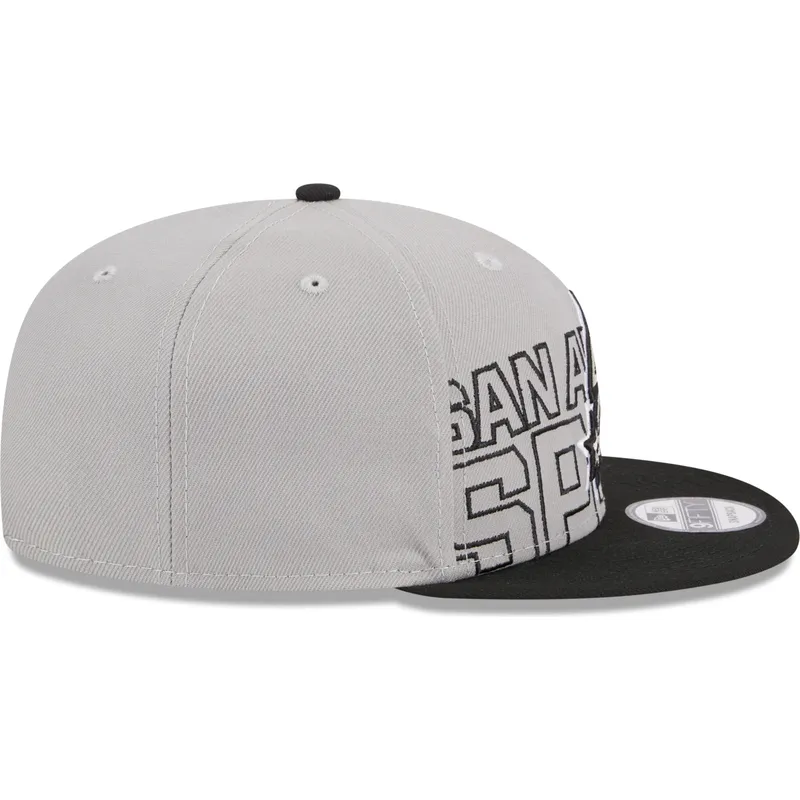 cappelli-piatta-grigio-snapback-9fifty-draft-edition-2023-dei-san-antonio-spurs-nba-di-new-era cappelli-piatta-grigio-snapback-9fifty-draft-edition-2023-dei-san-antonio-spurs-nba-di-new-era