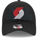 gorra-curva-negra-ajustable-9twenty-draft-edition-2023-de-portland-trail-blazers-nba-de-new-era