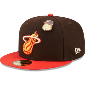 Gorra plana marrón y roja ajustada 59FIFTY The Elements Fire Pin de Miami Heat NBA de New Era