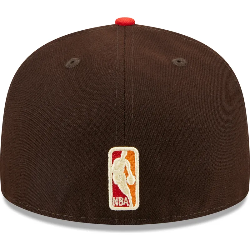 cappello-piatto-marrone-e-rosso-regolato-59fifty-the-elements-fire-pin-dei-miami-heat-nba-di-new-era