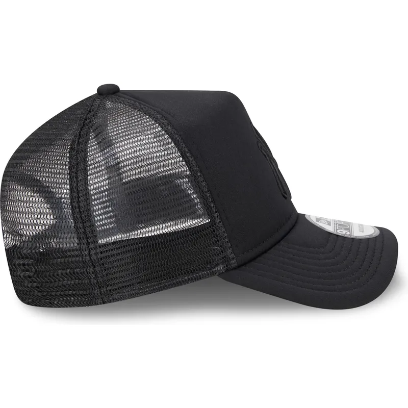 svart-truckerkeps-med-svart-logotyp-9forty-a-frame-all-day-trucker-fran-new-york-yankees-mlb-av-new-era