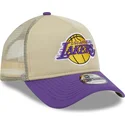 cappellino-trucker-beige-e-viola-9forty-a-frame-all-day-trucker-dei-los-angeles-lakers-nba-di-new-era