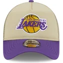 cappellino-trucker-beige-e-viola-9forty-a-frame-all-day-trucker-dei-los-angeles-lakers-nba-di-new-era