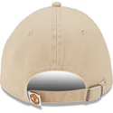 bezowa-czapka-z-daszkiem-regulowana-casual-classic-stickman-manchester-united-football-club-premier-league-od-new-era