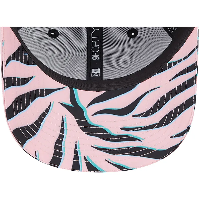 mutzen-gebogen-schwarz-snapback-9forty-all-over-print-zebra-visor-der-manchester-united-football-club-premier-league-von-new-era