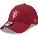 casquette-courbee-rouge-ajustable-avec-logo-rouge-9forty-seasonal-manchester-united-football-club-premier-league-new-era