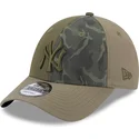 mutzen-gebogen-grun-verstellbares-band-9forty-multi-texture-der-new-york-yankees-mlb-von-new-era