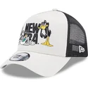 cappellino-trucker-beige-a-frame-di-bugs-bunny-e-daffy-duck-looney-tunes-di-new-era