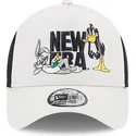 cappellino-trucker-beige-a-frame-di-bugs-bunny-e-daffy-duck-looney-tunes-di-new-era