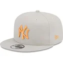 beige-snapback-kappe-mit-flachem-schirm-und-orangefarbenem-logo-9fifty-side-patch-der-new-york-yankees-mlb-von-new-era