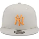 cappello-snapback-piatto-beige-con-logo-arancione-9fifty-side-patch-dei-new-york-yankees-mlb-di-new-era