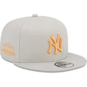 cappello-snapback-piatto-beige-con-logo-arancione-9fifty-side-patch-dei-new-york-yankees-mlb-di-new-era