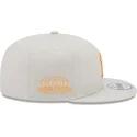 cappello-snapback-piatto-beige-con-logo-arancione-9fifty-side-patch-dei-new-york-yankees-mlb-di-new-era