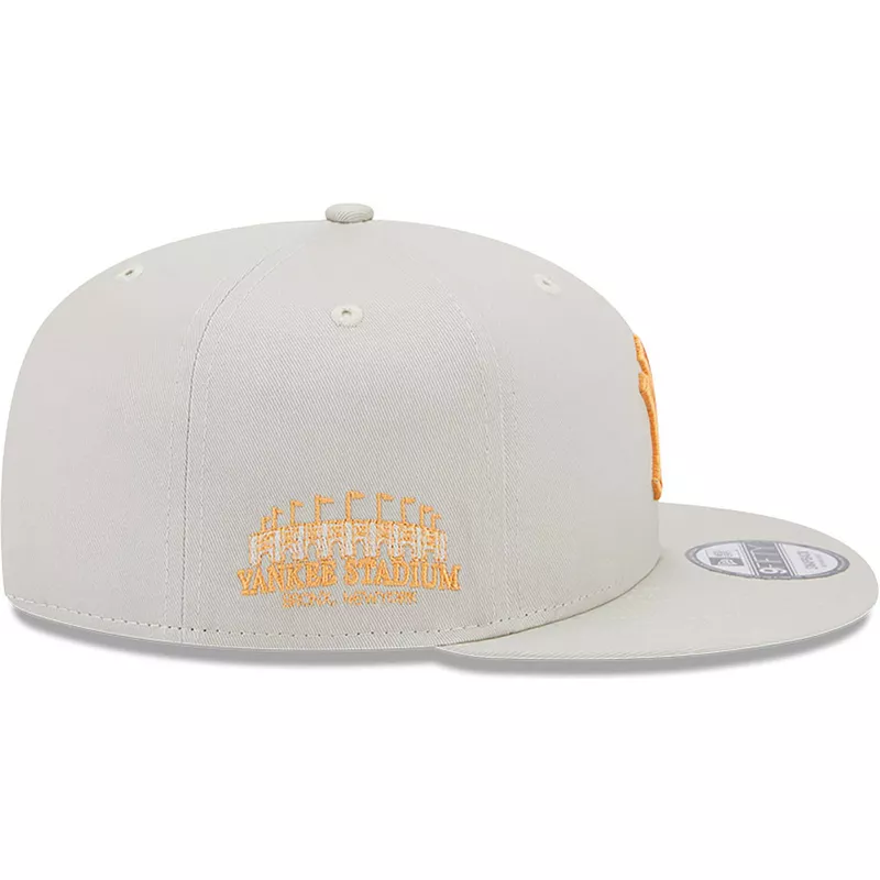 new-era-flat-brim-orange-logo-9fifty-side-patch-new-york-yankees-mlb-beige-snapback-cap