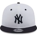 cappello-piatto-bianco-e-blu-navy-snapback-con-logo-blu-navy-9fifty-white-crown-patch-dei-new-york-yankees-mlb-di-new-era