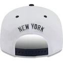 cappello-piatto-bianco-e-blu-navy-snapback-con-logo-blu-navy-9fifty-white-crown-patch-dei-new-york-yankees-mlb-di-new-era