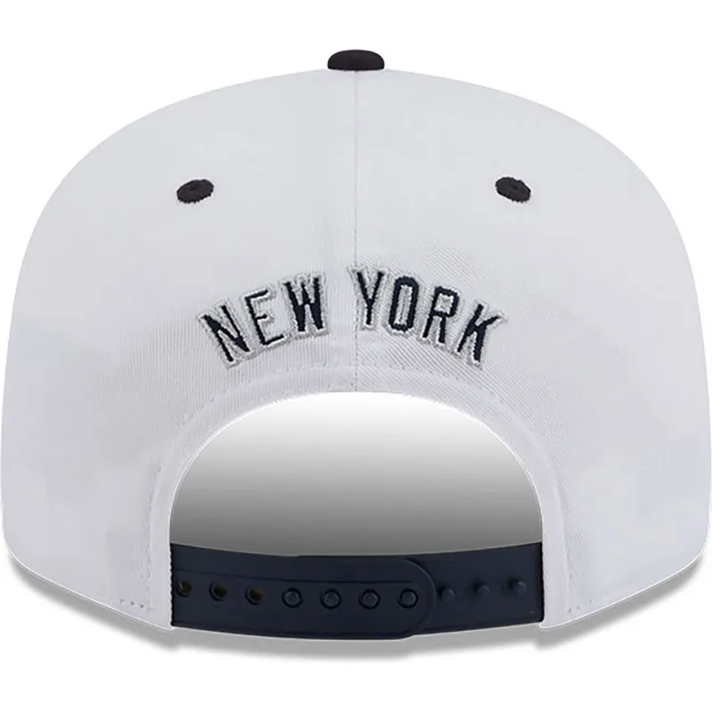 cappello-piatto-bianco-e-blu-navy-snapback-con-logo-blu-navy-9fifty-white-crown-patch-dei-new-york-yankees-mlb-di-new-era
