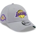 cappellino-curvo-grigio-regolabile-9forty-team-side-patch-los-angeles-lakers-nba-di-new-era