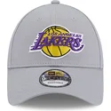 cappellino-curvo-grigio-regolabile-9forty-team-side-patch-los-angeles-lakers-nba-di-new-era