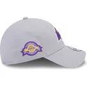 cappellino-curvo-grigio-regolabile-9forty-team-side-patch-los-angeles-lakers-nba-di-new-era