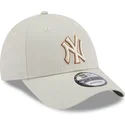 cappelli-curva-beige-cinghia-regolabile-9forty-team-outline-dei-new-york-yankees-mlb-di-new-era