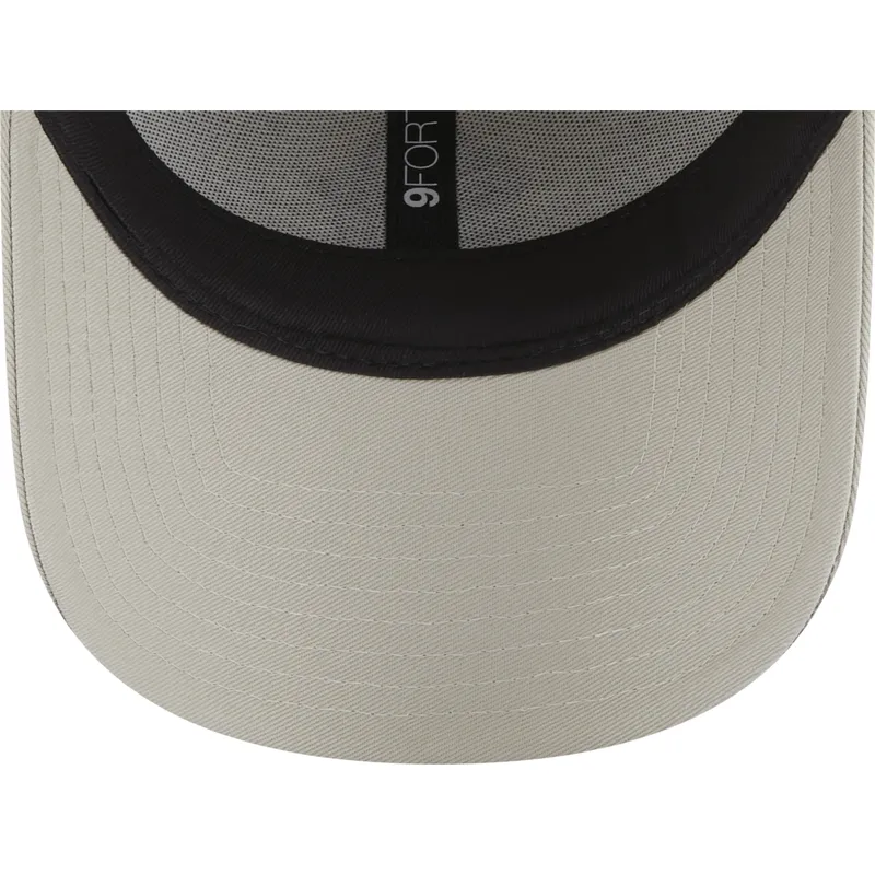 mutzen-gebogen-beige-verstellbares-band-9forty-team-outline-der-new-york-yankees-mlb-von-new-era