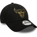 cappelli-curva-nero-cinghia-regolabile-9forty-metallic-badge-dei-chicago-bulls-nba-di-new-era
