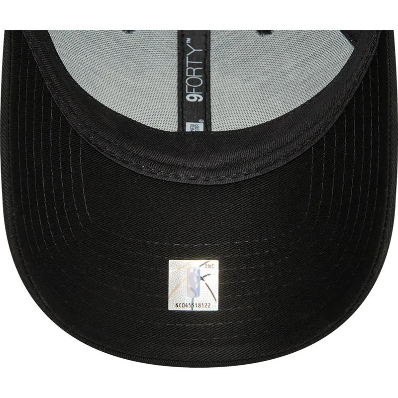 mutzen-gebogen-schwarz-verstellbares-band-9forty-metallic-badge-der-los-angeles-lakers-nba-von-new-era mutzen-gebogen-schwarz-verstellbares-band-9forty-metallic-badge-der-los-angeles-lakers-nba-von-new-era