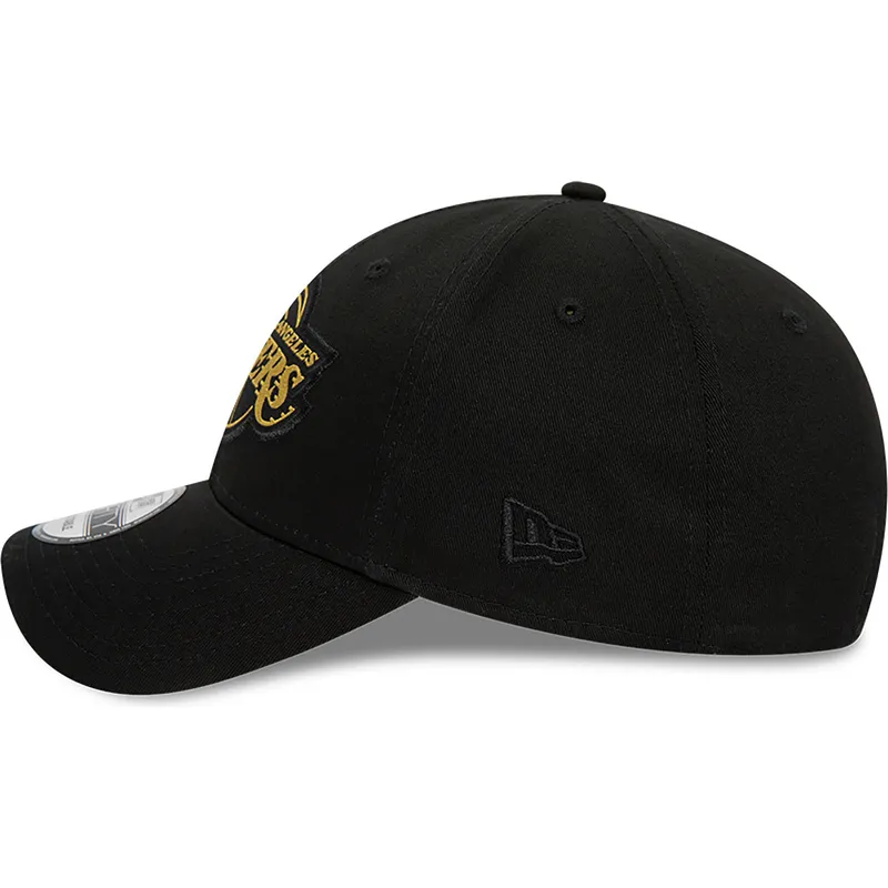 cappelli-curva-nero-cinghia-regolabile-9forty-metallic-badge-dei-los-angeles-lakers-nba-di-new-era cappelli-curva-nero-cinghia-regolabile-9forty-metallic-badge-dei-los-angeles-lakers-nba-di-new-era