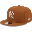 cappelli-piatta-marrone-snapback-9fifty-league-essential-dei-new-york-yankees-mlb-di-new-era