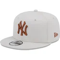 beige-flache-snapback-kappe-mit-braunem-logo-9fifty-league-essential-der-new-york-yankees-mlb-von-new-era