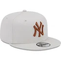 beige-flache-snapback-kappe-mit-braunem-logo-9fifty-league-essential-der-new-york-yankees-mlb-von-new-era