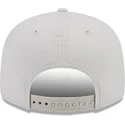 beige-flache-snapback-kappe-mit-braunem-logo-9fifty-league-essential-der-new-york-yankees-mlb-von-new-era