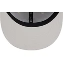 beige-flache-snapback-kappe-mit-braunem-logo-9fifty-league-essential-der-new-york-yankees-mlb-von-new-era