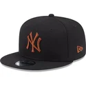 cappello-snapback-nero-con-visiera-piatta-e-logo-marrone-9fifty-league-essential-dei-new-york-yankees-mlb-di-new-era
