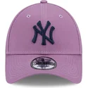 casquette-courbee-violette-ajustable-avec-logo-bleu-marine-9forty-league-essential-new-york-yankees-mlb-new-era