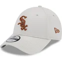 beige-verstellbare-kappe-mit-gebogenem-schirm-und-braunem-logo-9forty-league-essential-der-chicago-white-sox-mlb-von-new-era