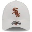 beige-verstellbare-kappe-mit-gebogenem-schirm-und-braunem-logo-9forty-league-essential-der-chicago-white-sox-mlb-von-new-era