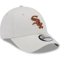 beige-verstellbare-kappe-mit-gebogenem-schirm-und-braunem-logo-9forty-league-essential-der-chicago-white-sox-mlb-von-new-era