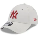 beige-verstellbare-kappe-mit-gebogenem-schirm-und-rotem-logo-9forty-league-essential-der-new-york-yankees-mlb-von-new-era