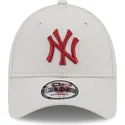 beige-verstellbare-kappe-mit-gebogenem-schirm-und-rotem-logo-9forty-league-essential-der-new-york-yankees-mlb-von-new-era