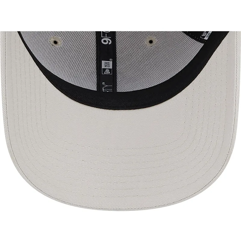 mutzen-gebogen-beige-verstellbares-band-9forty-league-essential-der-new-york-yankees-mlb-von-new-era