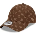 cappelli-curva-marrone-cinghia-regolabile-9forty-monogram-dei-new-york-yankees-mlb-di-new-era
