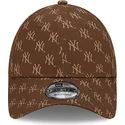 cappelli-curva-marrone-cinghia-regolabile-9forty-monogram-dei-new-york-yankees-mlb-di-new-era