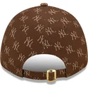 cappelli-curva-marrone-cinghia-regolabile-9forty-monogram-dei-new-york-yankees-mlb-di-new-era